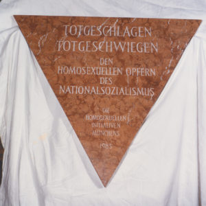 von Dedd (Eigenes Werk) [Public domain], via Wikimedia Commons, https://upload.wikimedia.org/wikipedia/commons/7/75/Gedenktafel_Rosa_Winkel_Dachau.JPG